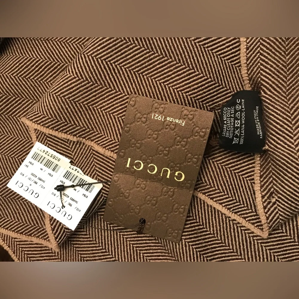 (with flaws) PLEASE SEE PHOTOS FOR FLAWS New Gucci 344993Wool Logo Scarf